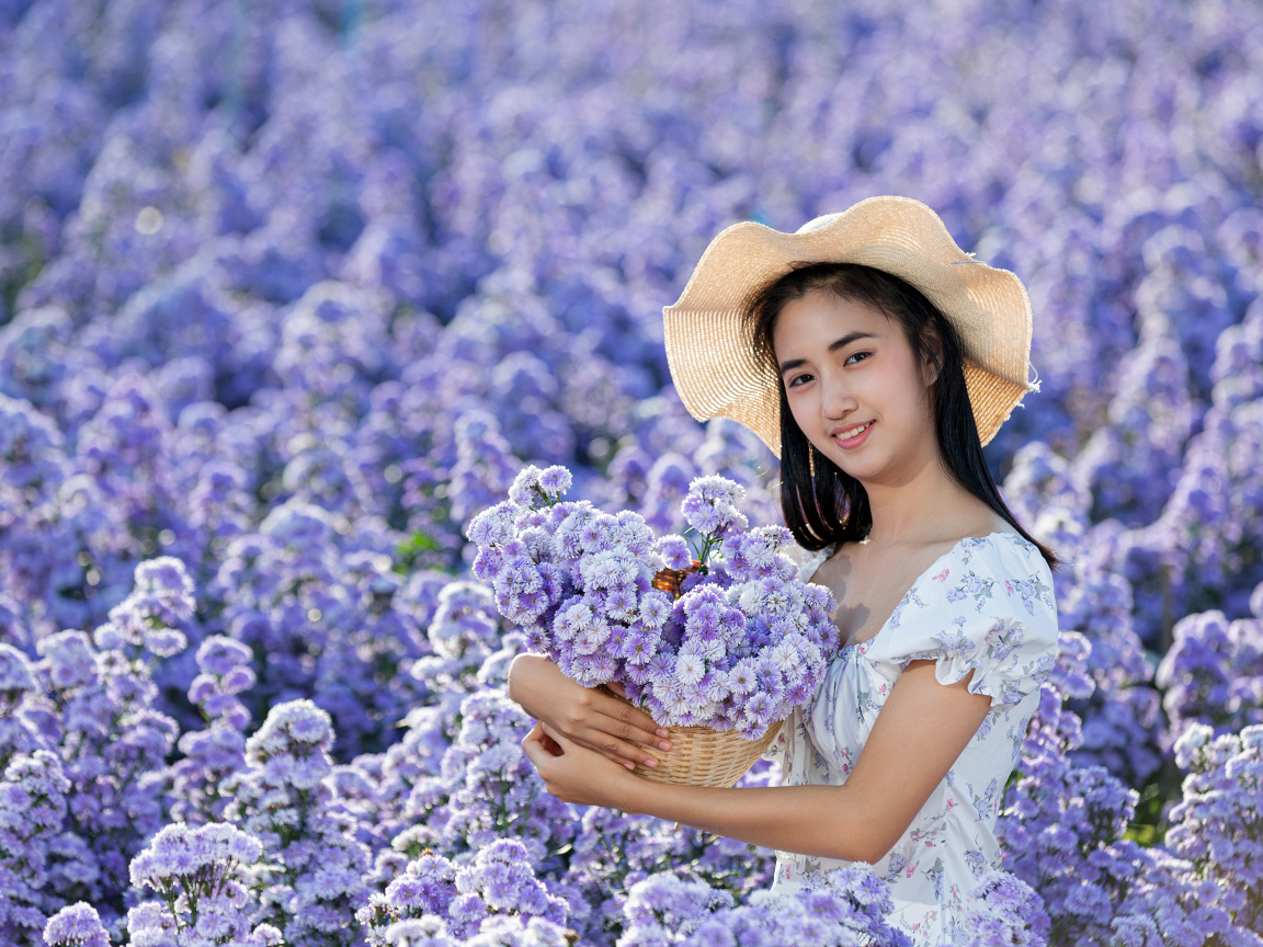 Девушка азиатка на поле с цветами