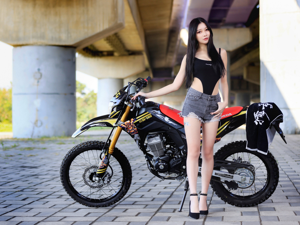 Девушка азиатка с большим мотоциклом
