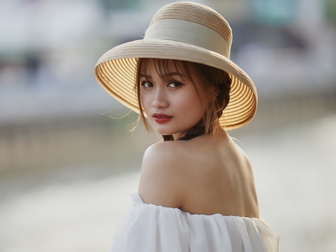 Красивая девушка азиатка в шляпе
