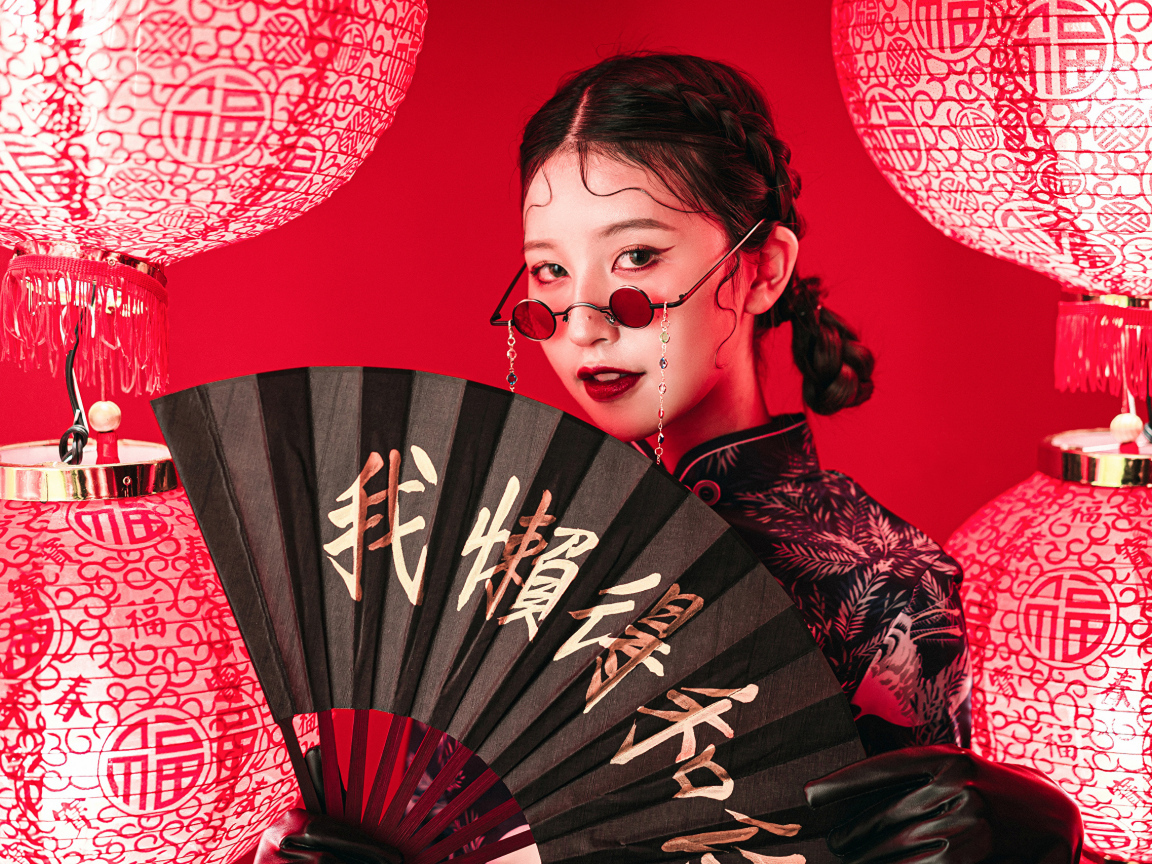 Красивая азиатка с большим черным веером