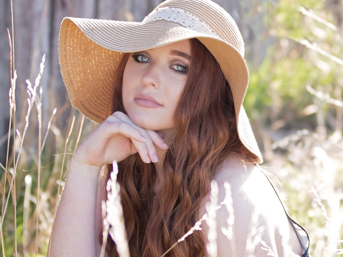 Красивая девушка в большой шляпе 