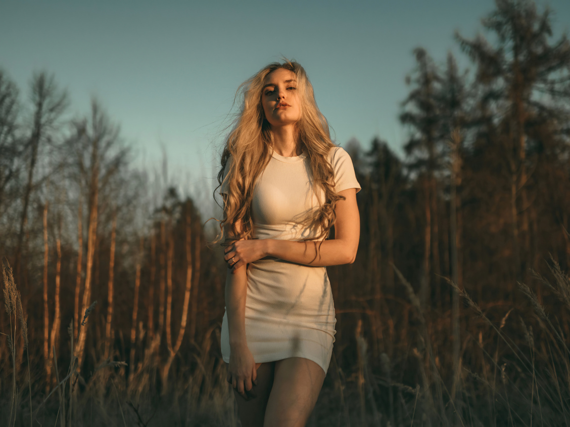 Блондинка в белом платье в лесу