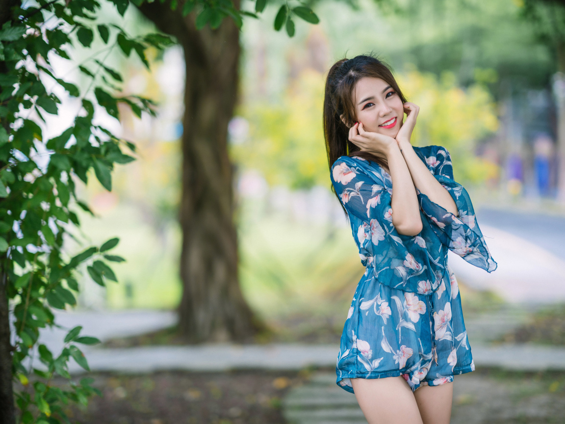 Милая девушка азиатка в комбинезоне