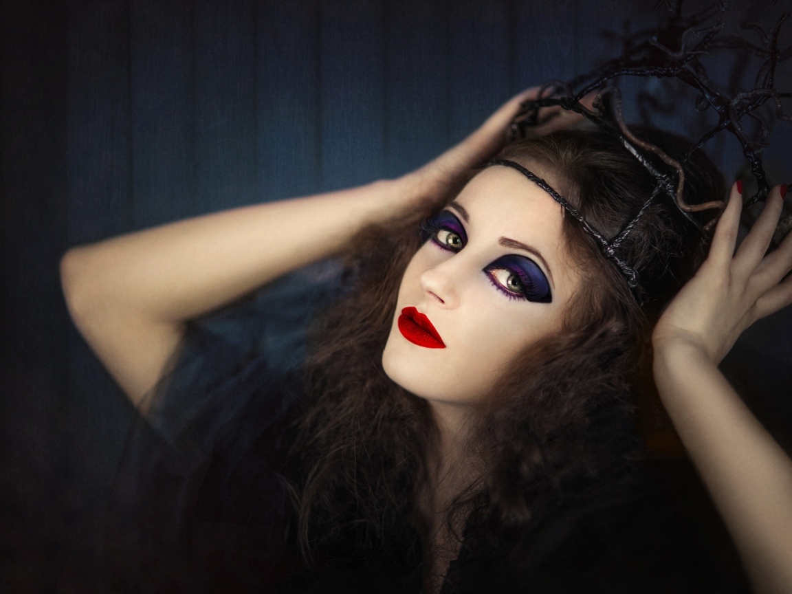 Девушка в черном наряде с ярким макияжем