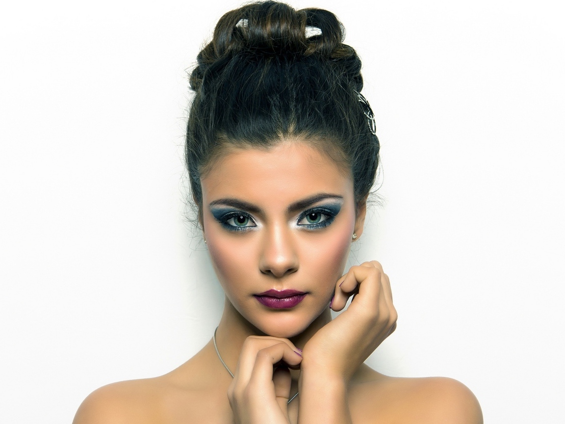 Девушка с красивой прической и макияжем