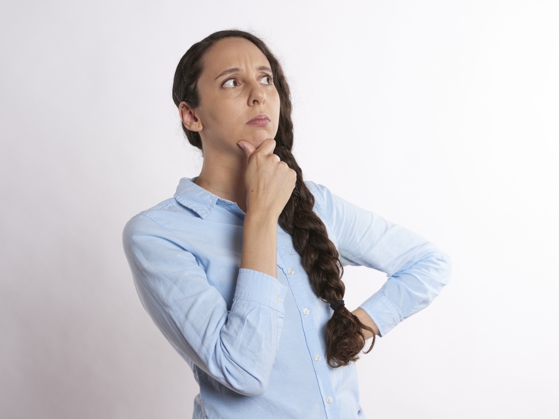 Удивленная девушка в голубой рубашке