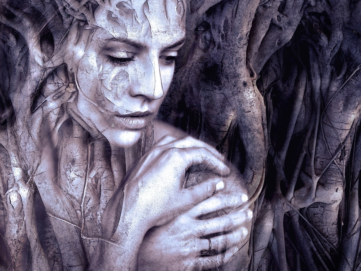 Девушка отражается в корнях дерева