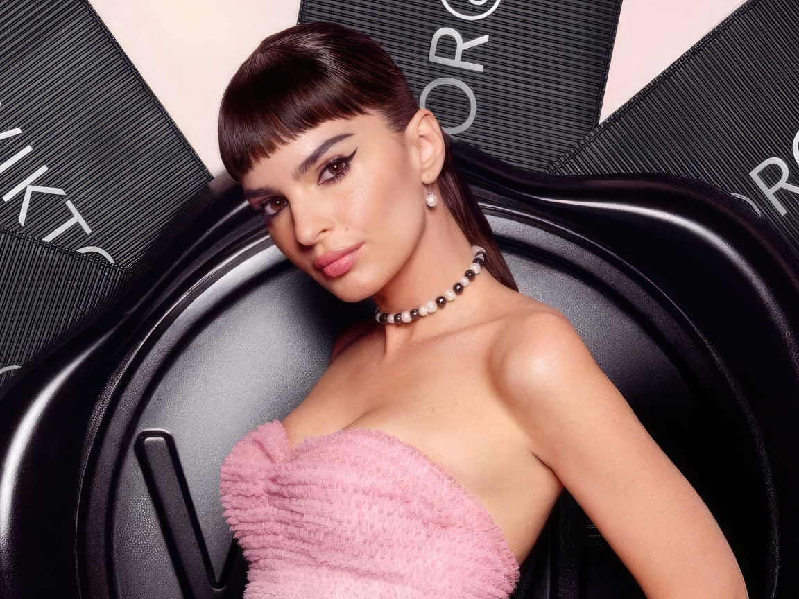 Американская модель Эмили Ратаковски с украшением на шее