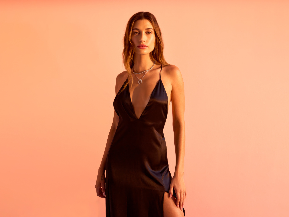 Красивая американская модель Хейли Болдуин в черном платье