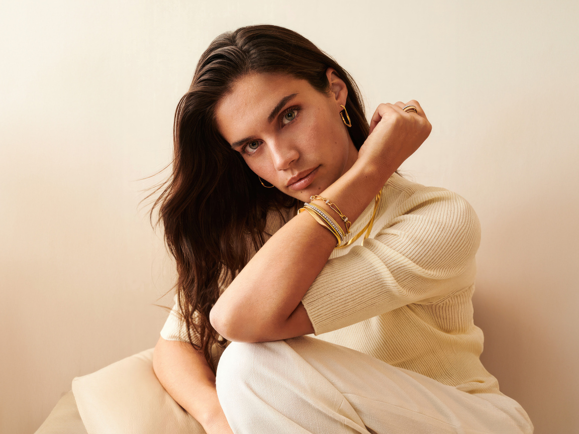 Красивая выразительная модель Сара Сампайо в белом наряде