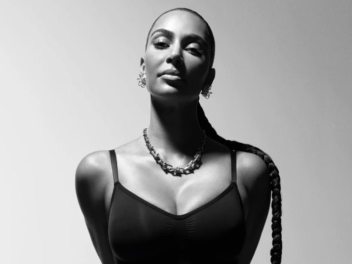 Черно-белое фото Ким Кардашьян