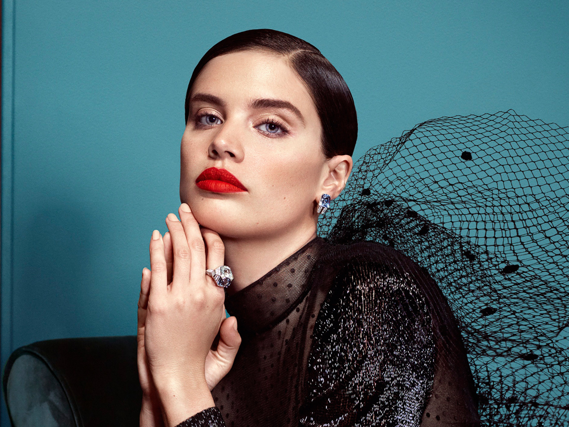 Голубоглазая модель Сара Сампайо в черном платье