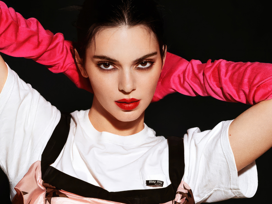 Кареглазая модель Кендалл Дженнер в красных перчатках