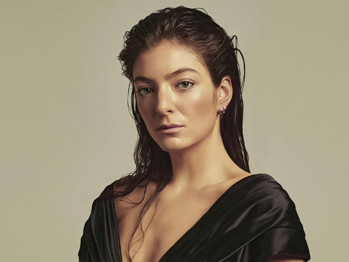 Девушка модель Lorde Vogue на сером фоне