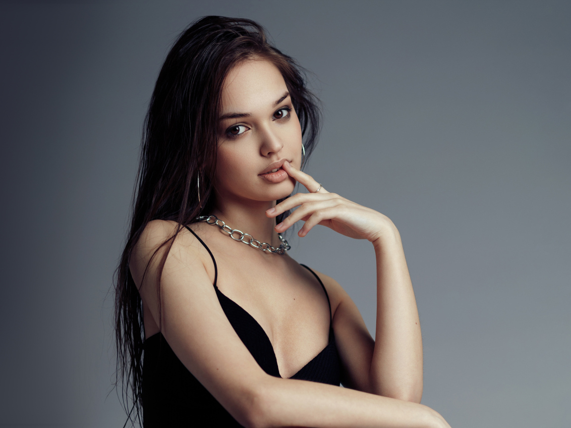 Девушка модель на сером фоне