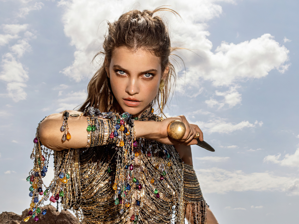 Модель Барбара Палвин с украшениями на руках