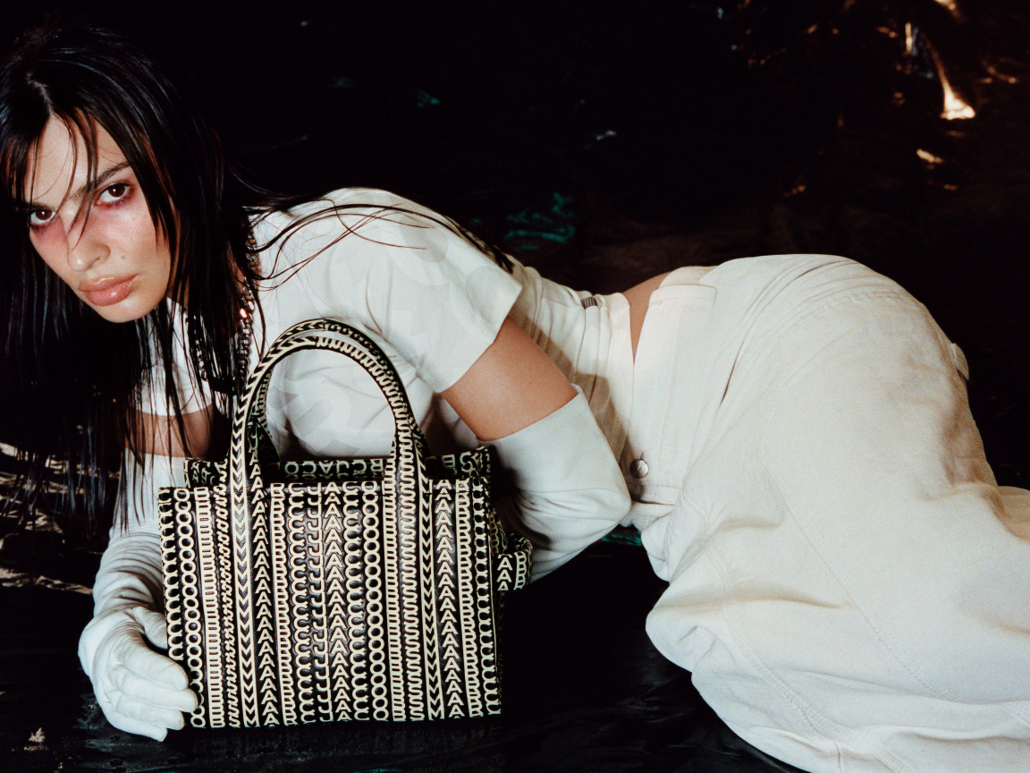 Модель Эмили Ратаковски лежит в белом костюме