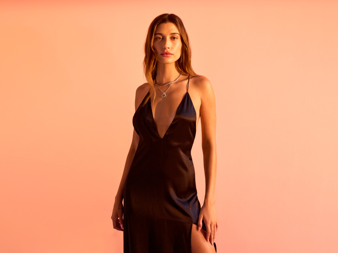 Модель Хейли Болдуин в черном платье