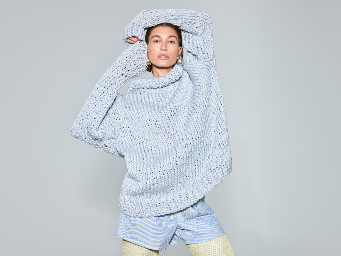 Модель Хейли Бибер в голубом вязаном свитере