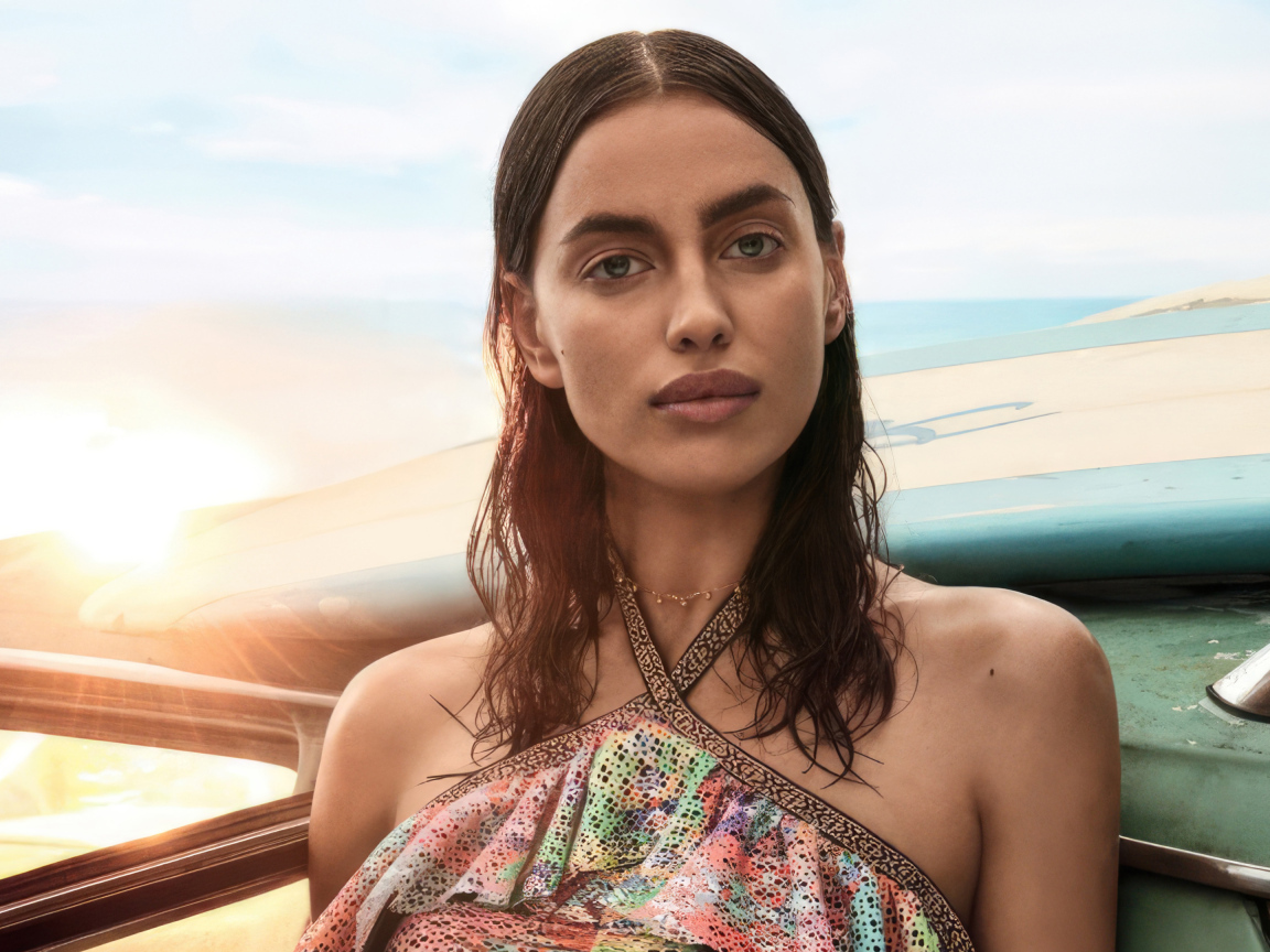 Модель Ирина Шейк стоит у старого автомобиля