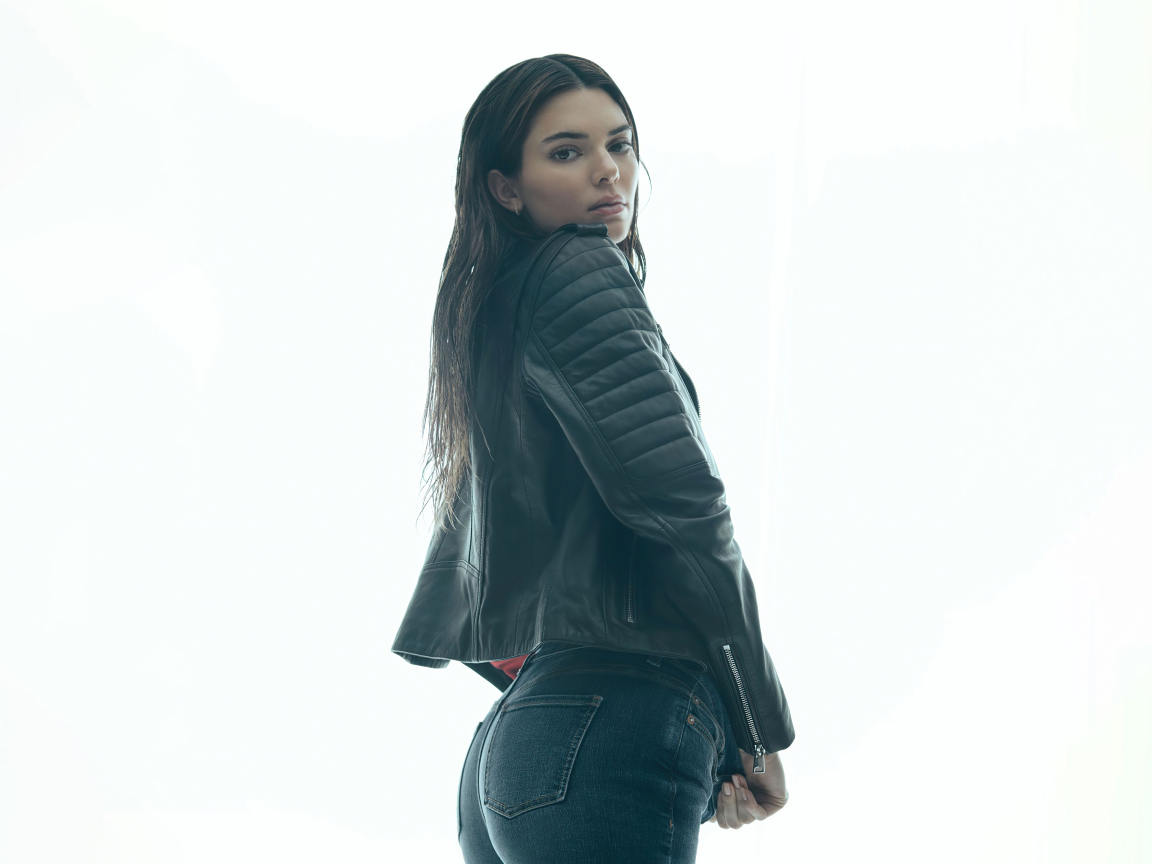 Модель Кендалл Дженнер в черной куртке на белом фоне