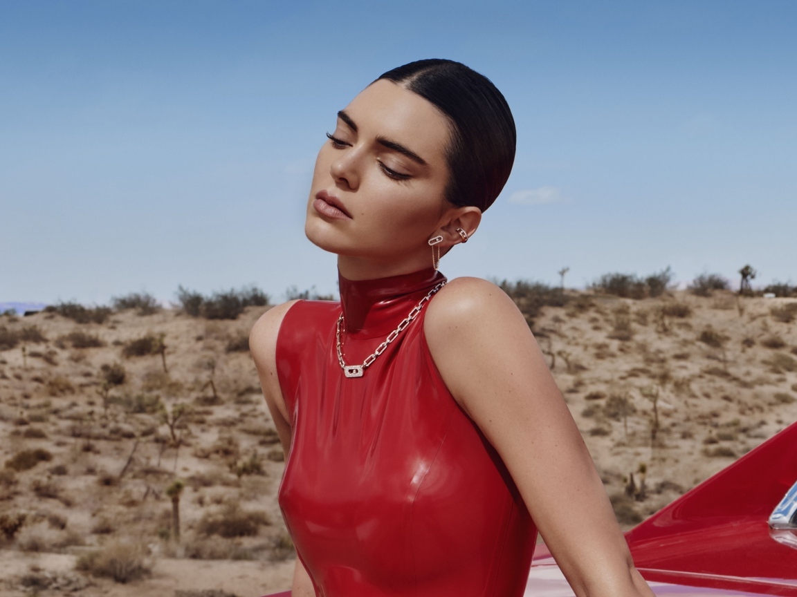 Модель Кендалл Дженнер в красном платье