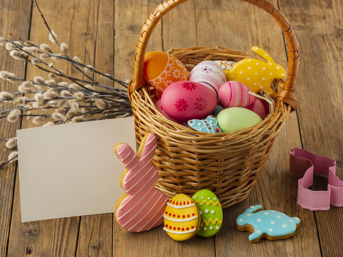 Корзина с пасхальными украшениями на столе с ветками вербы, шаблон для открытки