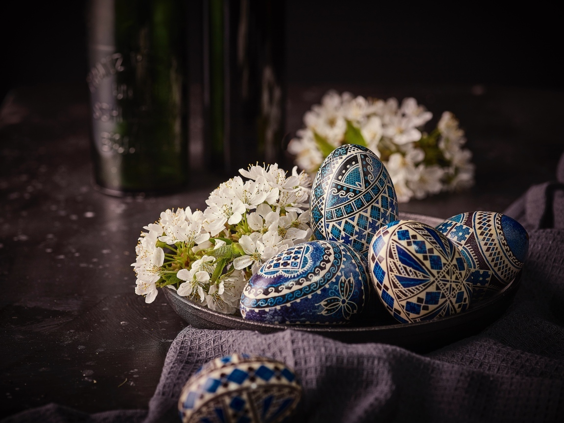 Красивые расписные яйца с цветами вишни на Пасху