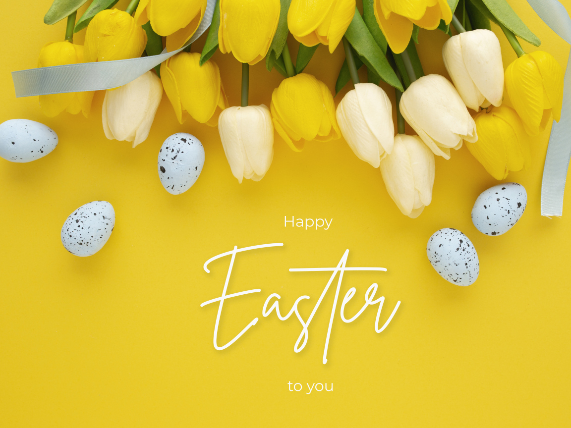 Букет тюльпанов и яйца на желтом фоне с надписью Счастливой Пасхи