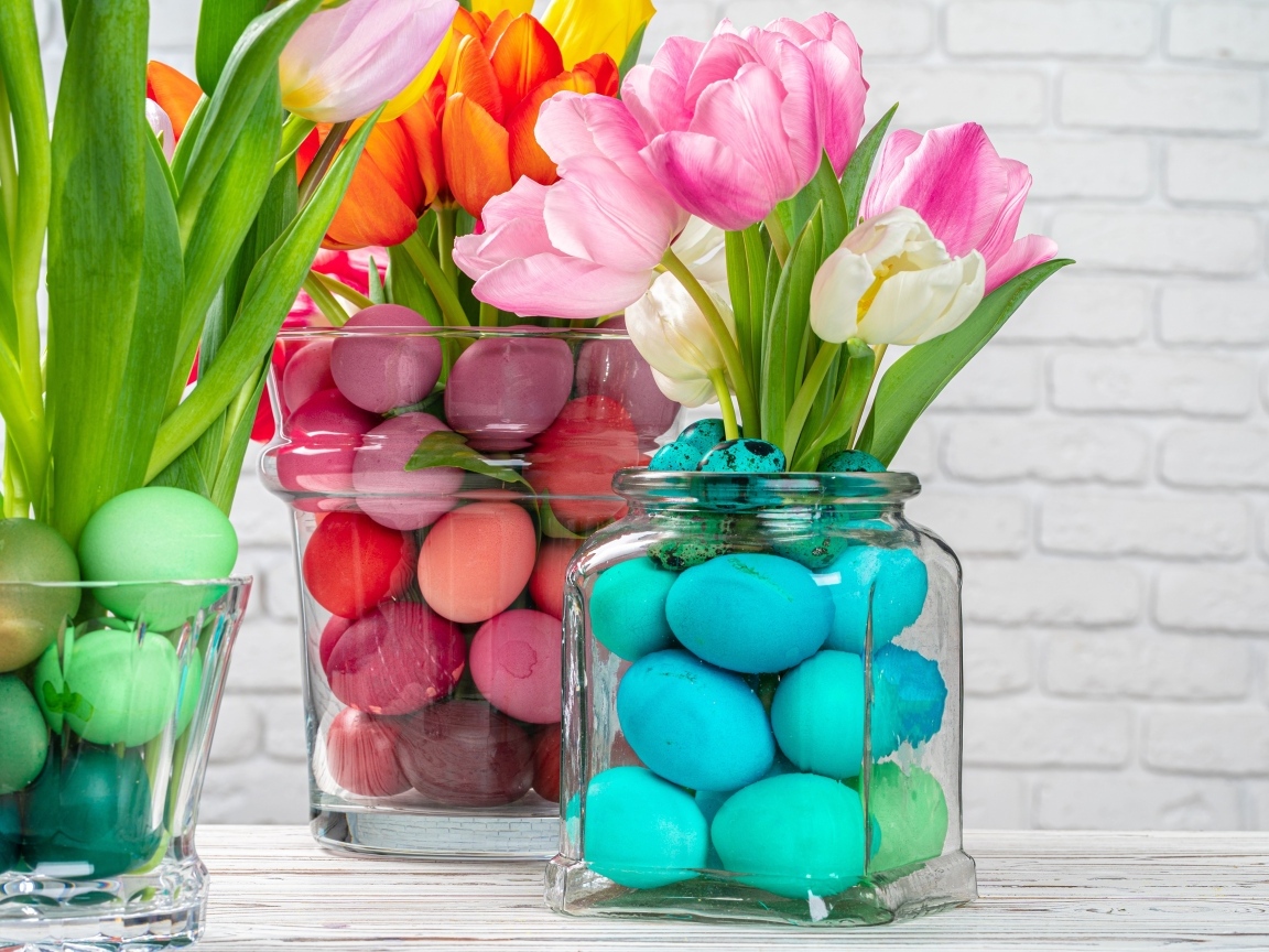 Банки с крашеными яйцами и тюльпанами на Пасху