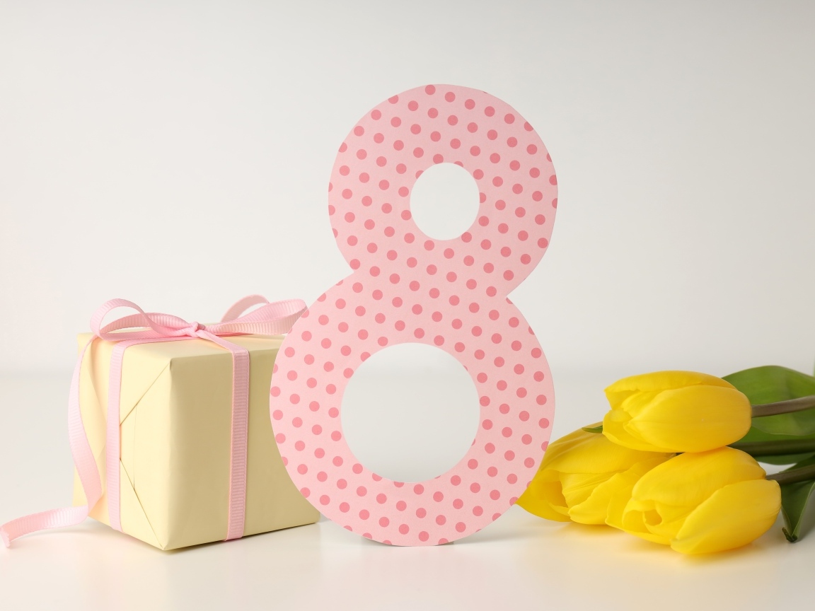 Цифра 8, подарок и цветы для любимой на Международный женский день