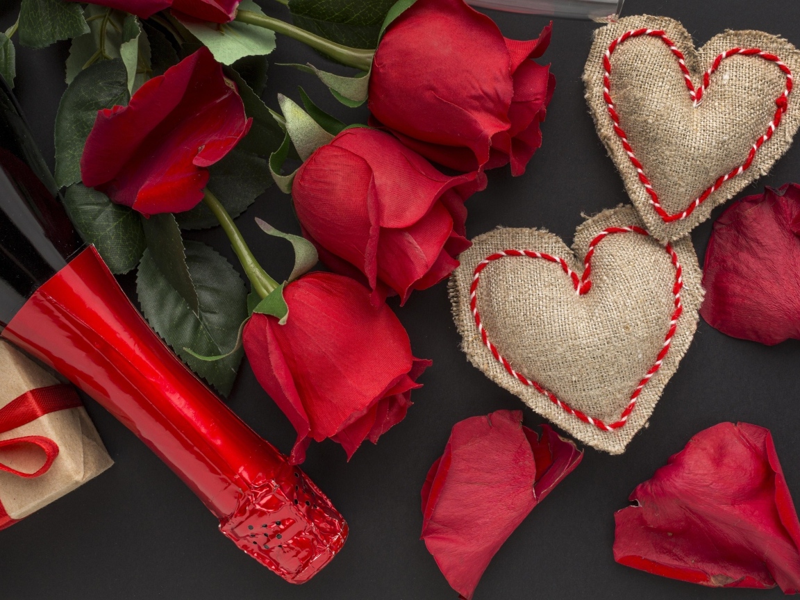 Шампанское, розы и сердечки для любимой на 14 февраля
