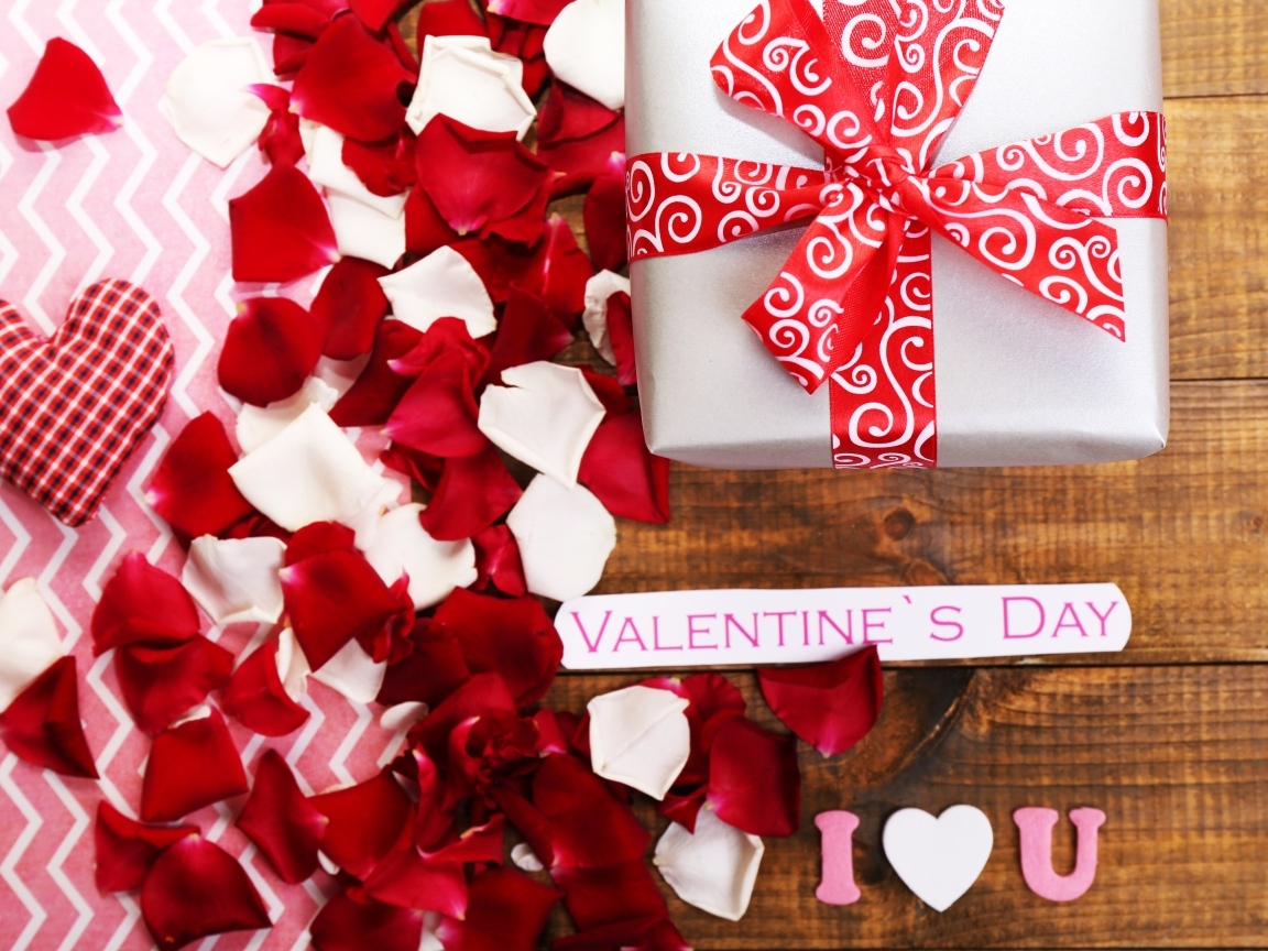 Подарок и лепестки роз на 14 февраля день Валентина
