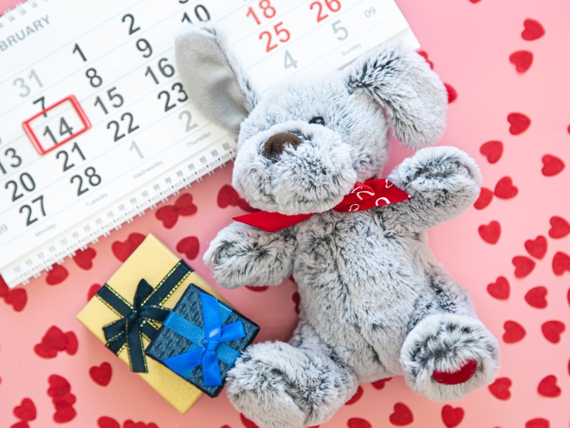 Игрушка и календарь на розовом фоне