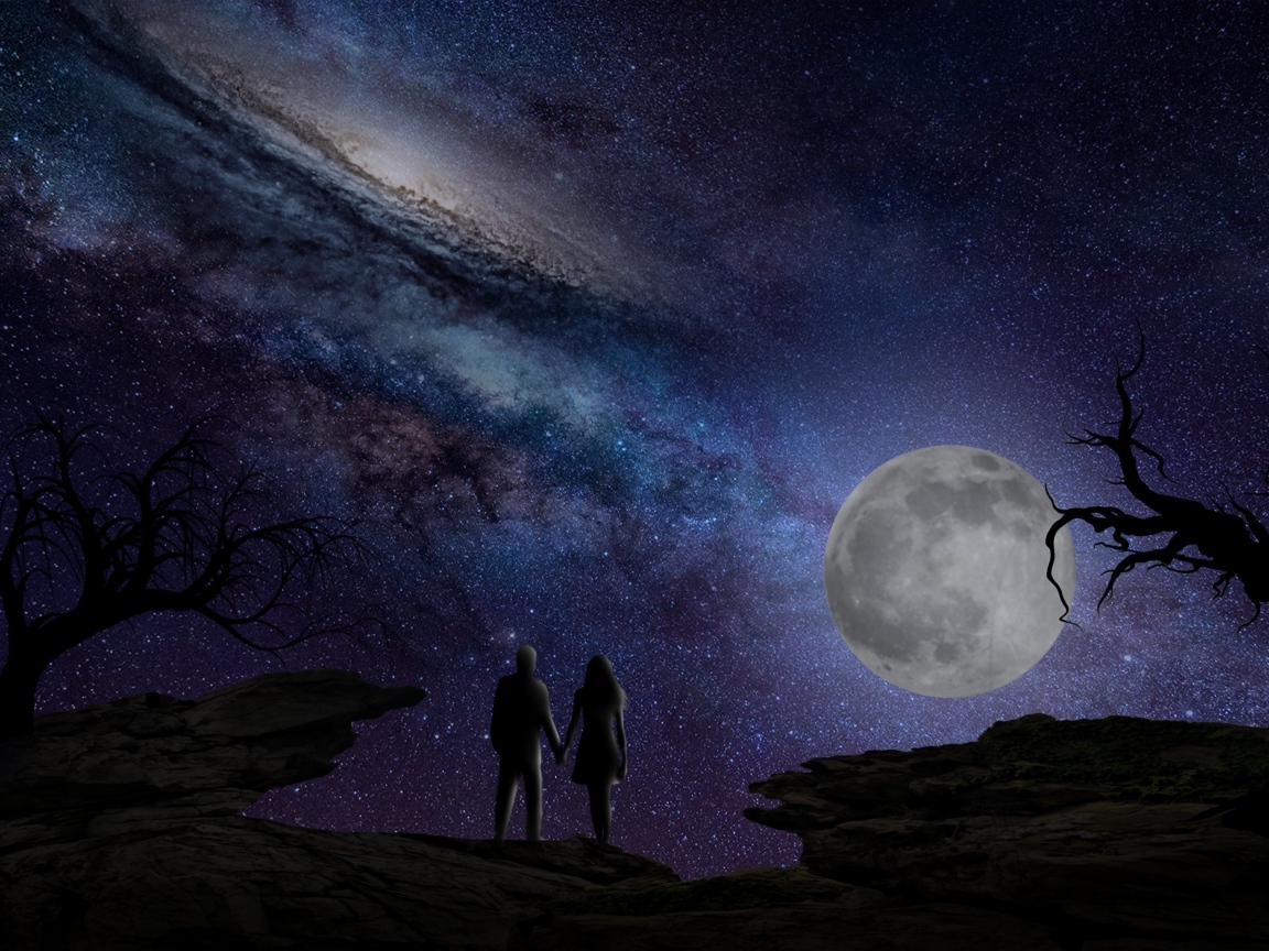 Влюбленная пара на фоне луны и красивого неба