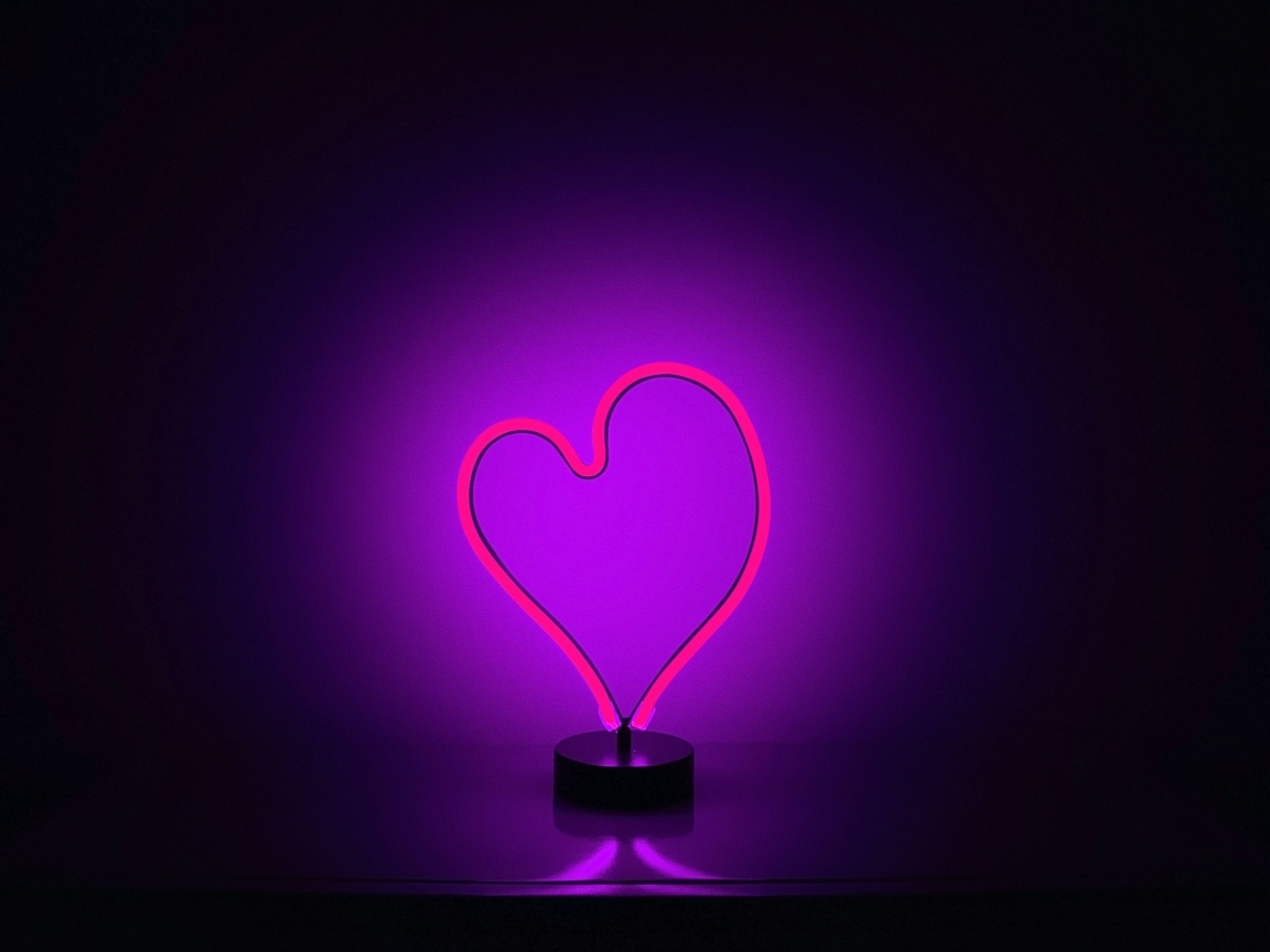 Светящееся сердце на фиолетовом фоне