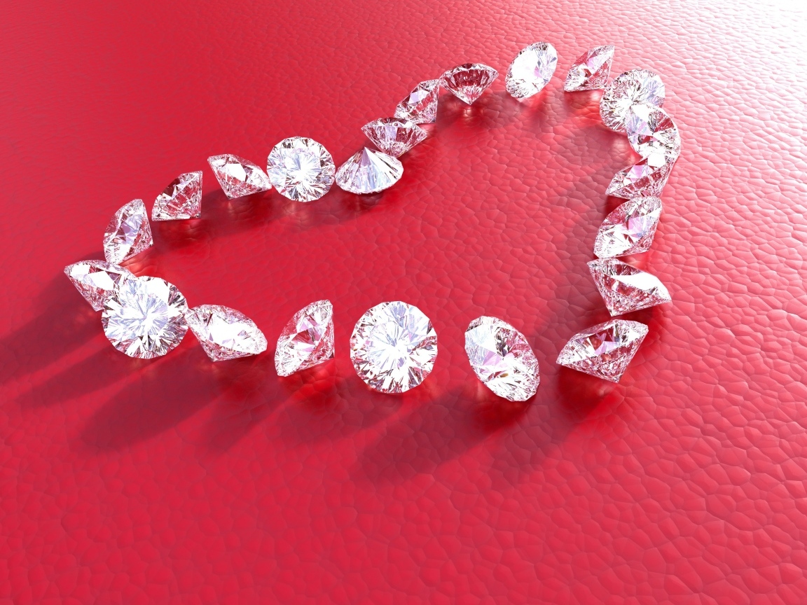 Сердце из бриллиантов на красном фоне