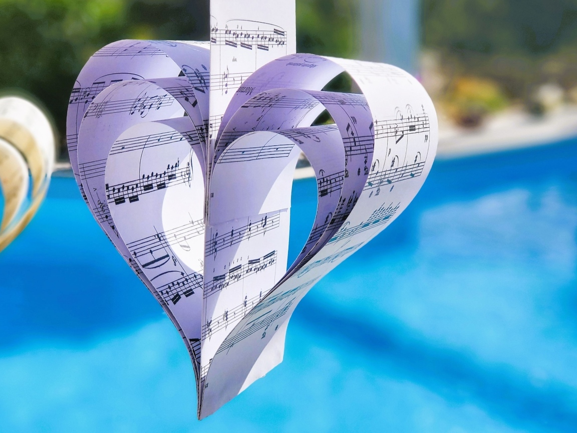 Бумажное сердце из нотной тетради
