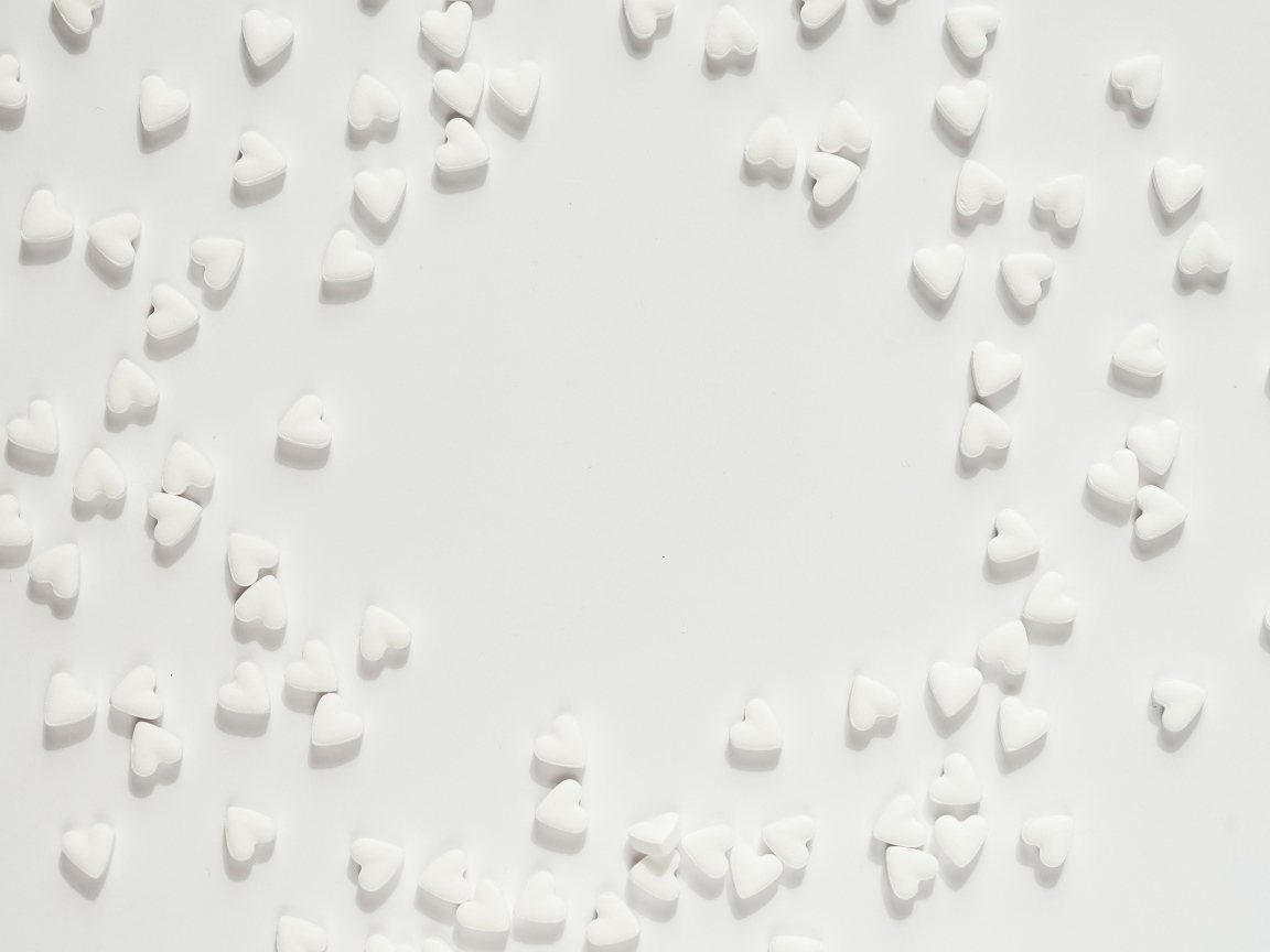 Маленькие белые сердечки на сером фоне