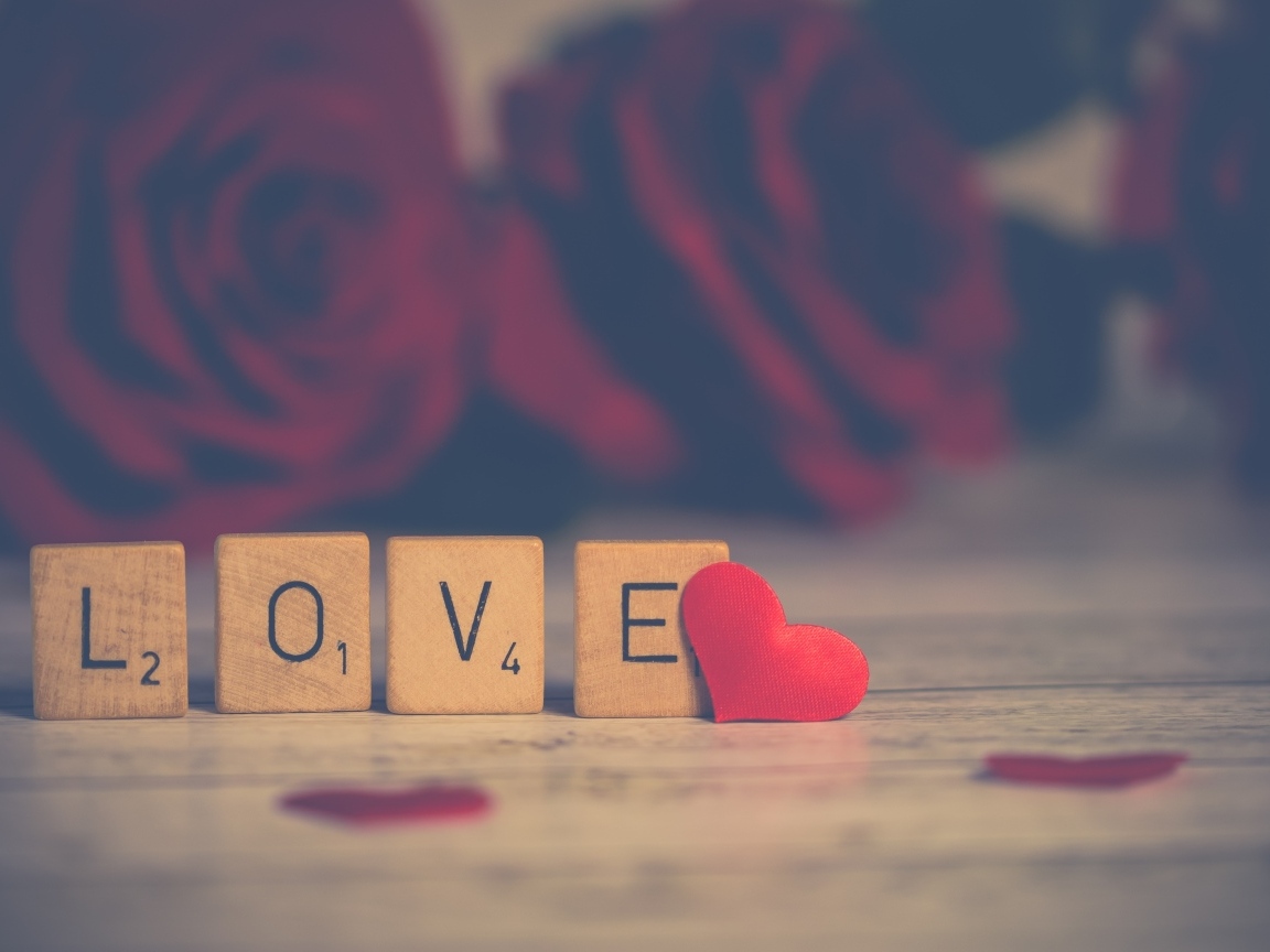 Деревянные кубики с надписью любовь с красным сердечком