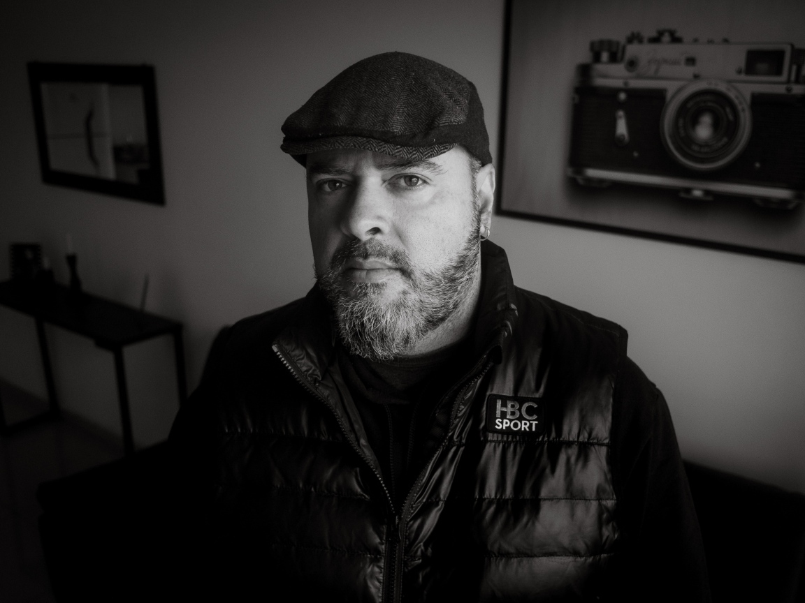 Бородатый мужчина в черной куртке