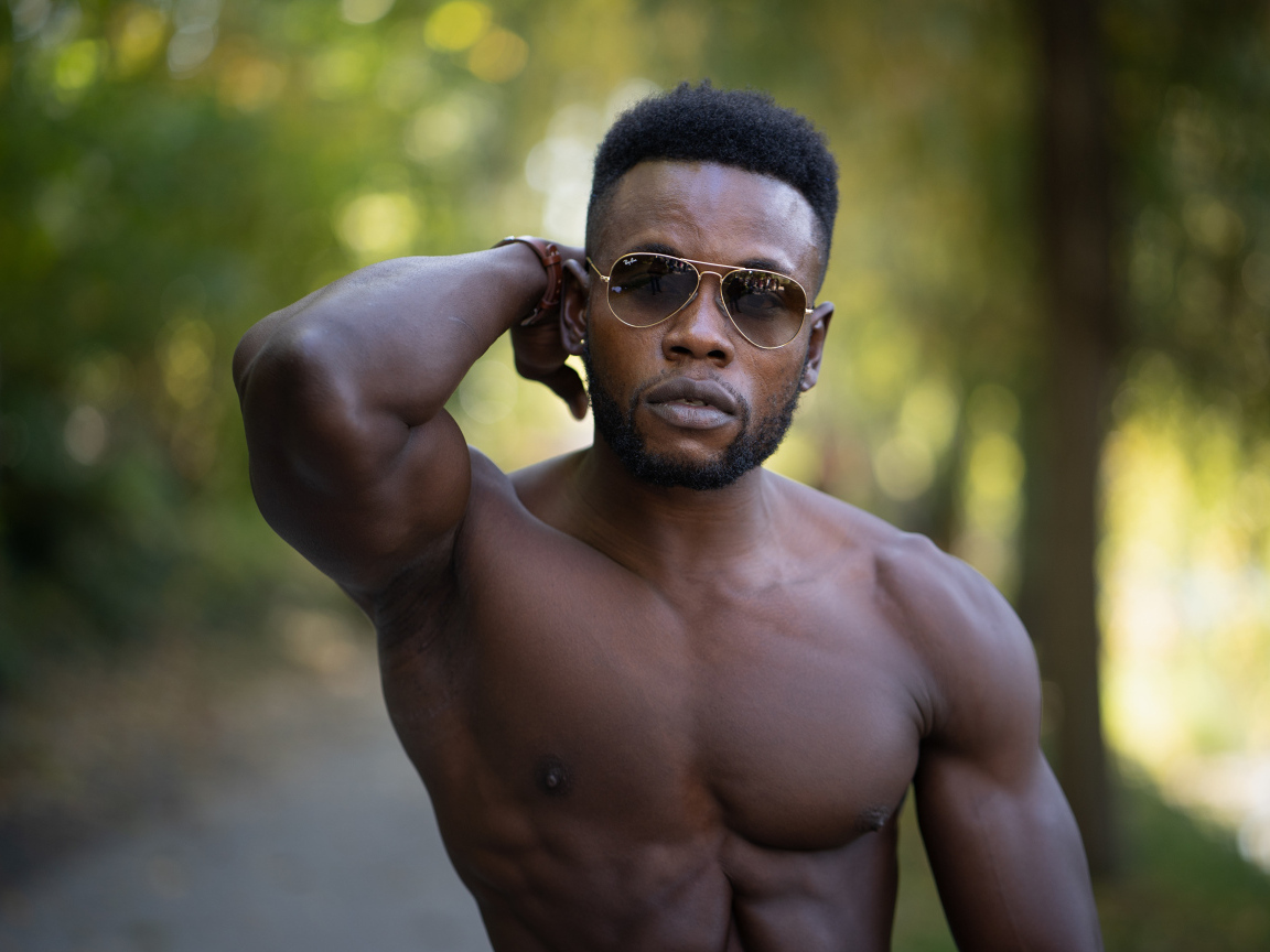 Накаченный сильный темнокожий мужчина