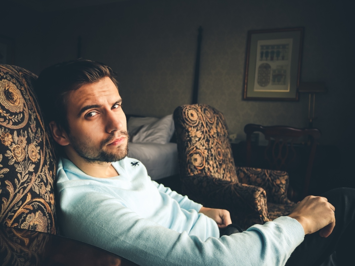 Деловой мужчина сидит в кресле 