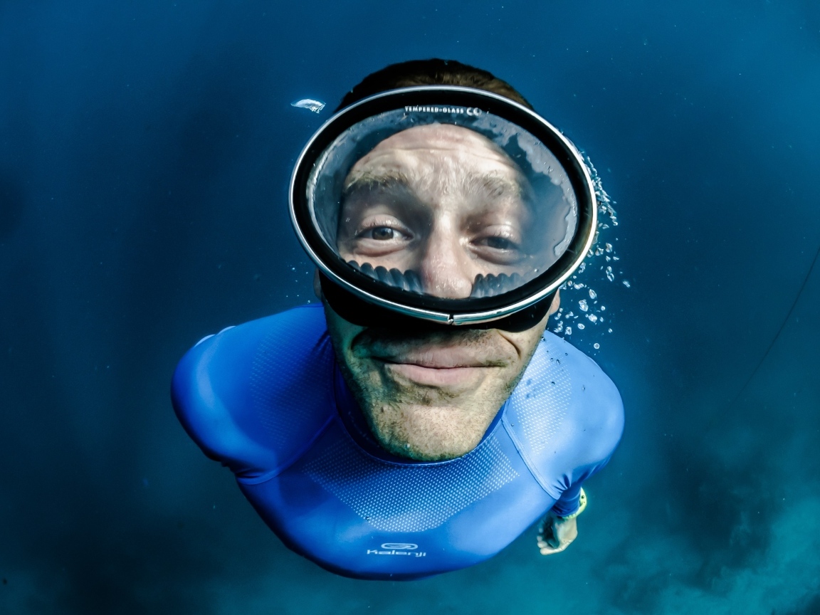 Мужчина водолаз в маске