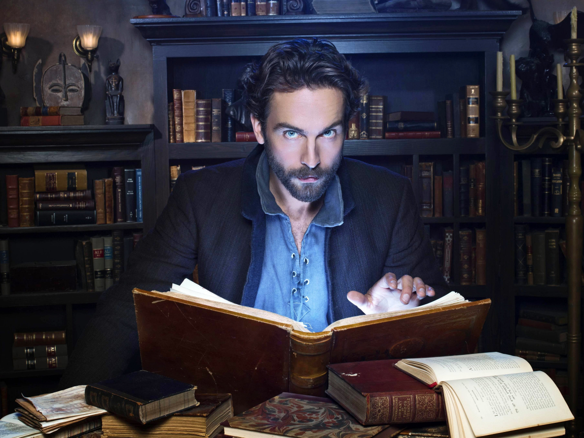 Мужчина с книгой в библиотеке