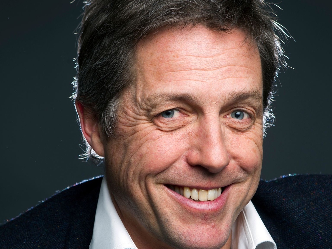 Актер Хью Грант с красивой улыбкой