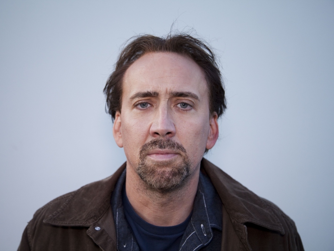 Актер Николас Кейдж на сером фоне