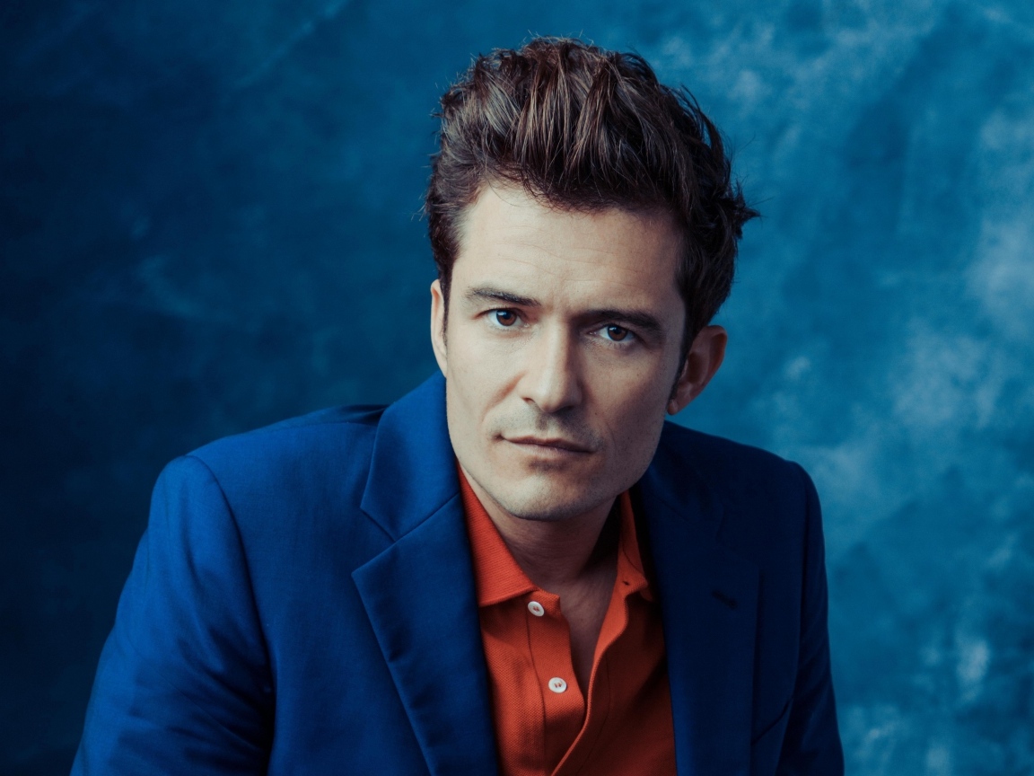 Актер Орландо Блум на синем фоне