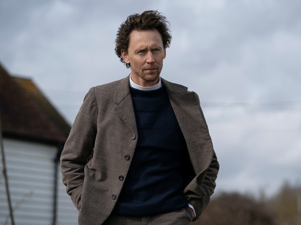 Английский актер Том Хиддлстон в костюме