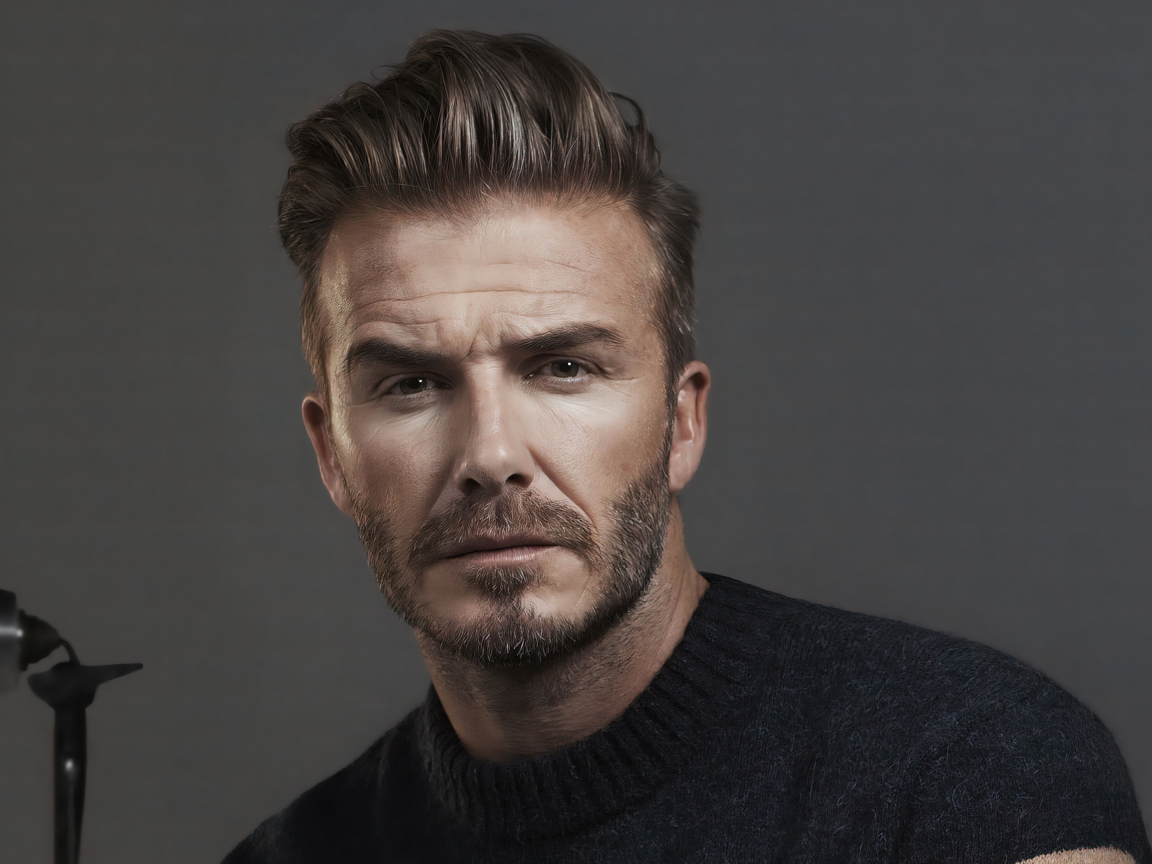 Красивый мужчина Дэвид Бекхэм на сером фоне